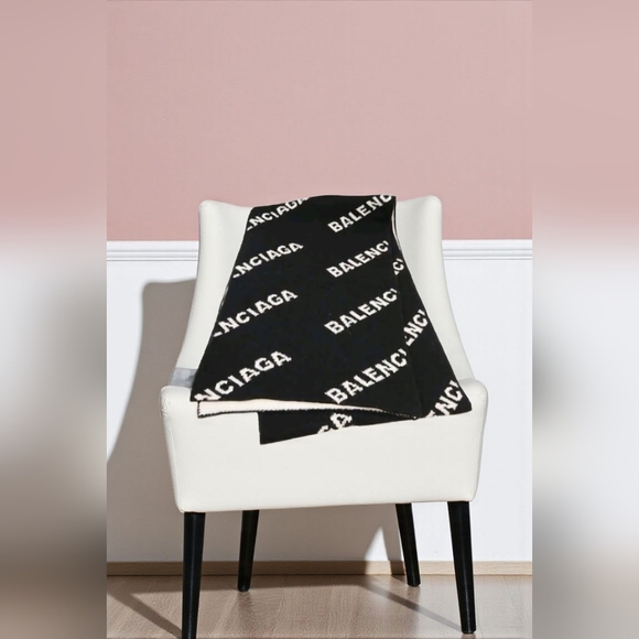 Balenciaga Monochrome Logo Scarf - Picture 5 of 9
